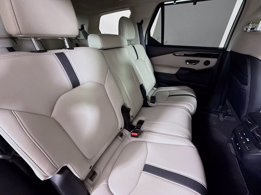 2026 Solar Silver Metallic Honda Pilot EX-L FWD SUV