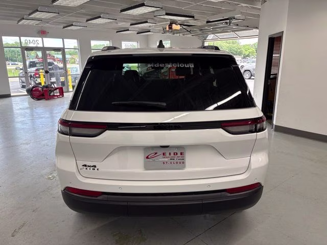 2026 Bright White Clearcoat Jeep Grand Cherokee Altitude 4X4 SUV
