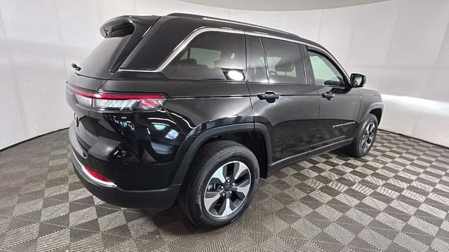 2022 Diamond Black Crystal Pearlcoat Jeep Grand Cherokee 4xe 4X4 SUV