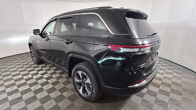 2022 Diamond Black Crystal Pearlcoat Jeep Grand Cherokee 4xe 4X4 SUV