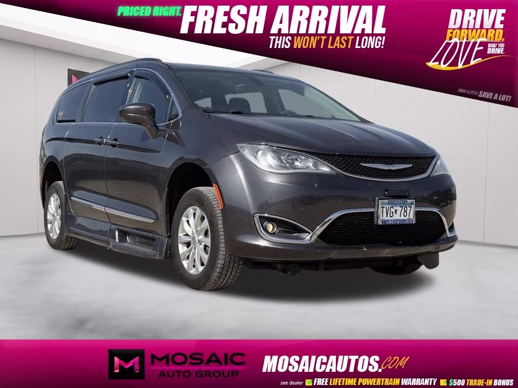 2017 Granite Crystal Metallic Clearcoat Chrysler Pacifica Touring L FWD Van
