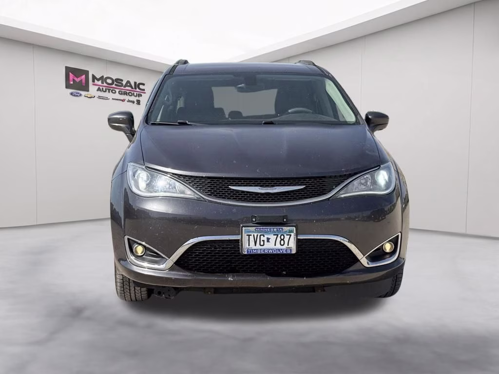 2017 Granite Crystal Metallic Clearcoat Chrysler Pacifica Touring L FWD Van