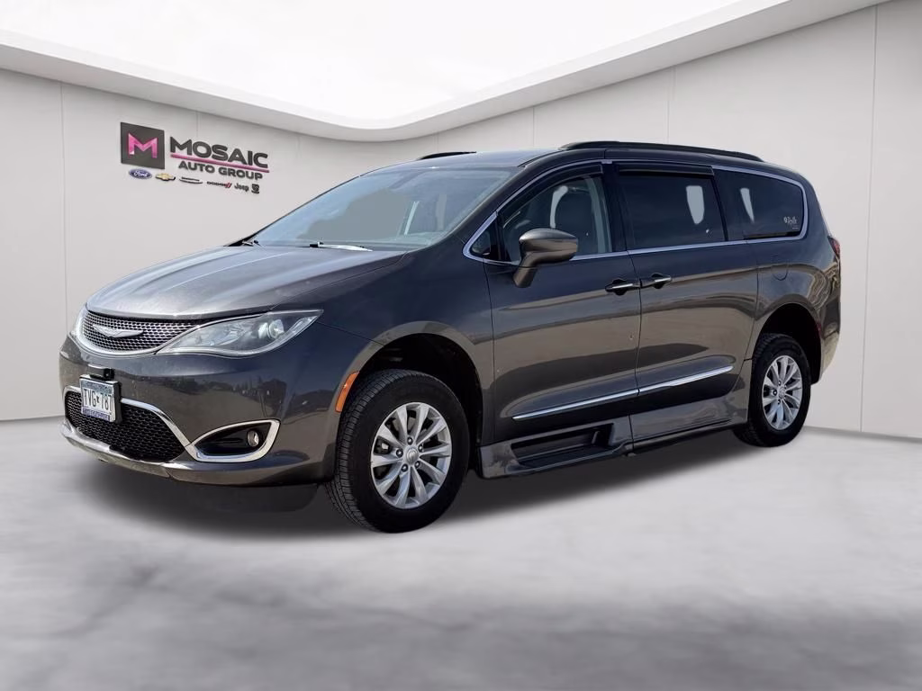 2017 Granite Crystal Metallic Clearcoat Chrysler Pacifica Touring L FWD Van