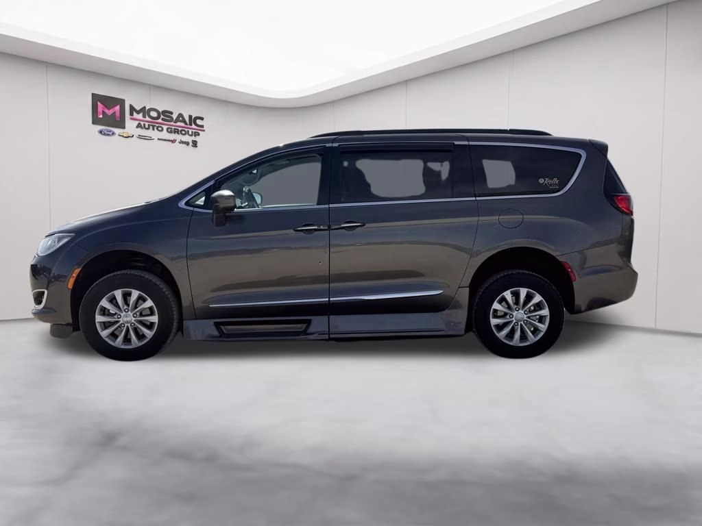 2017 Granite Crystal Metallic Clearcoat Chrysler Pacifica Touring L FWD Van