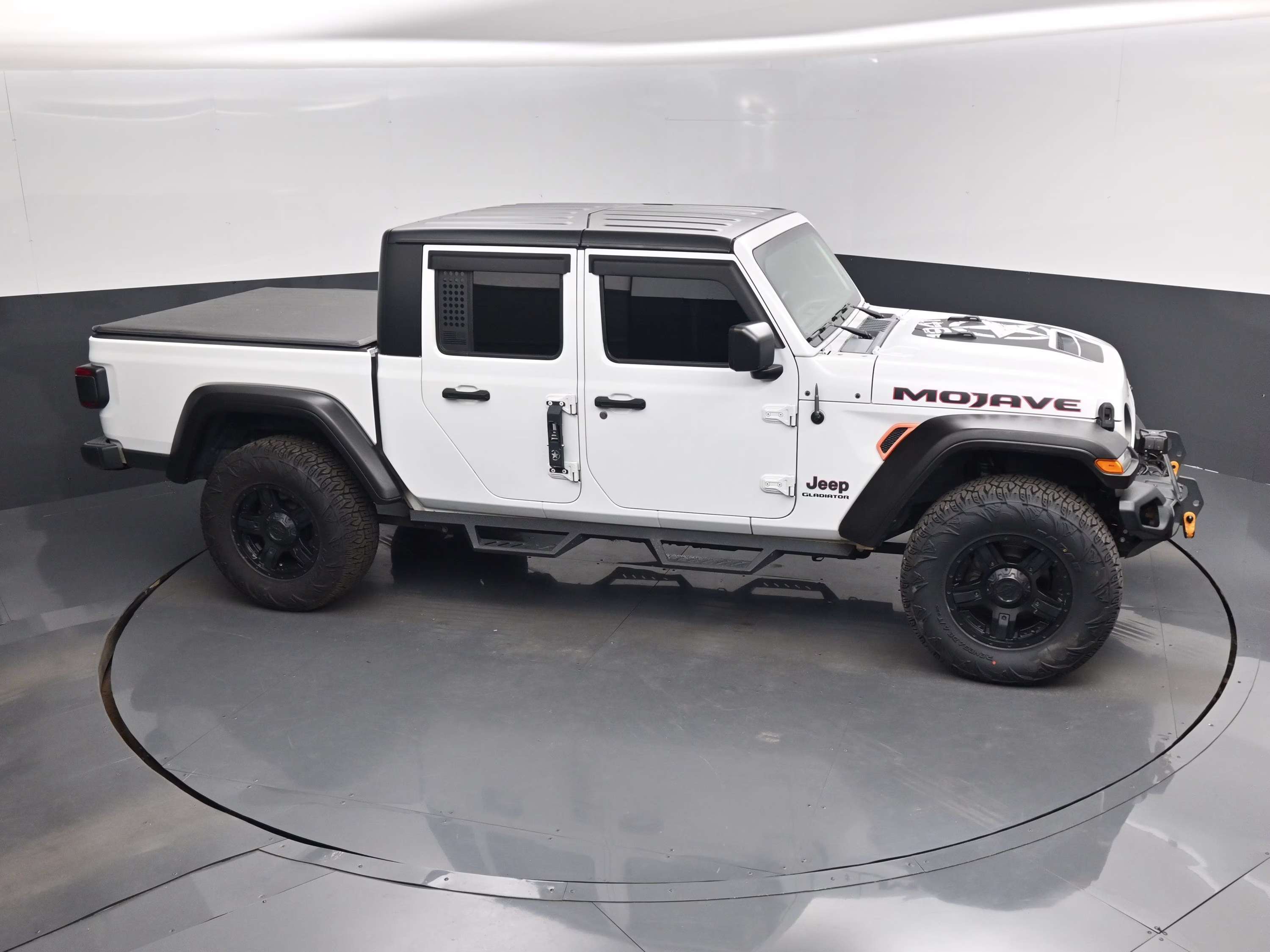 2021 Bright White Clearcoat Jeep Gladiator Mojave 4X4 Truck