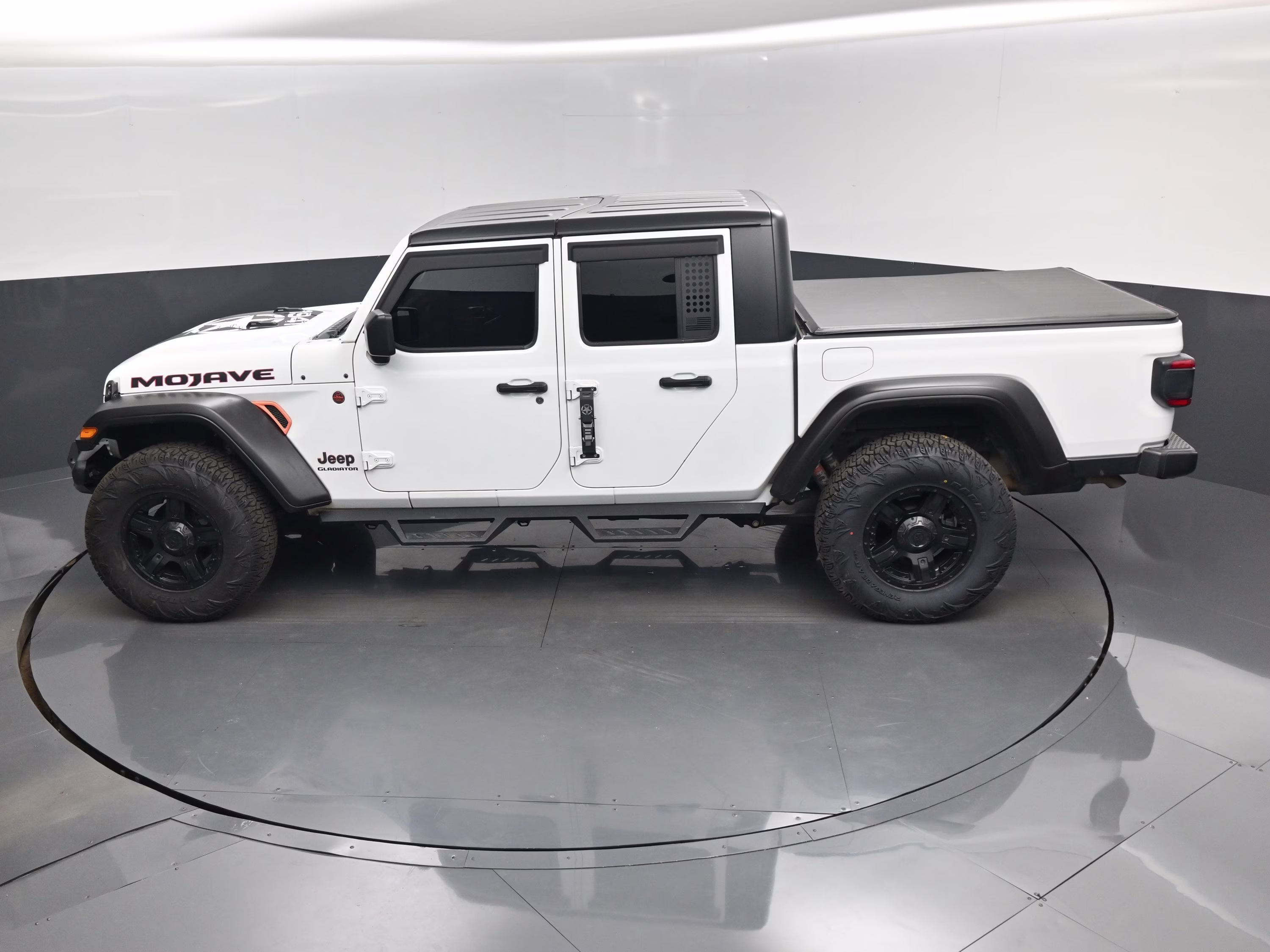 2021 Bright White Clearcoat Jeep Gladiator Mojave 4X4 Truck
