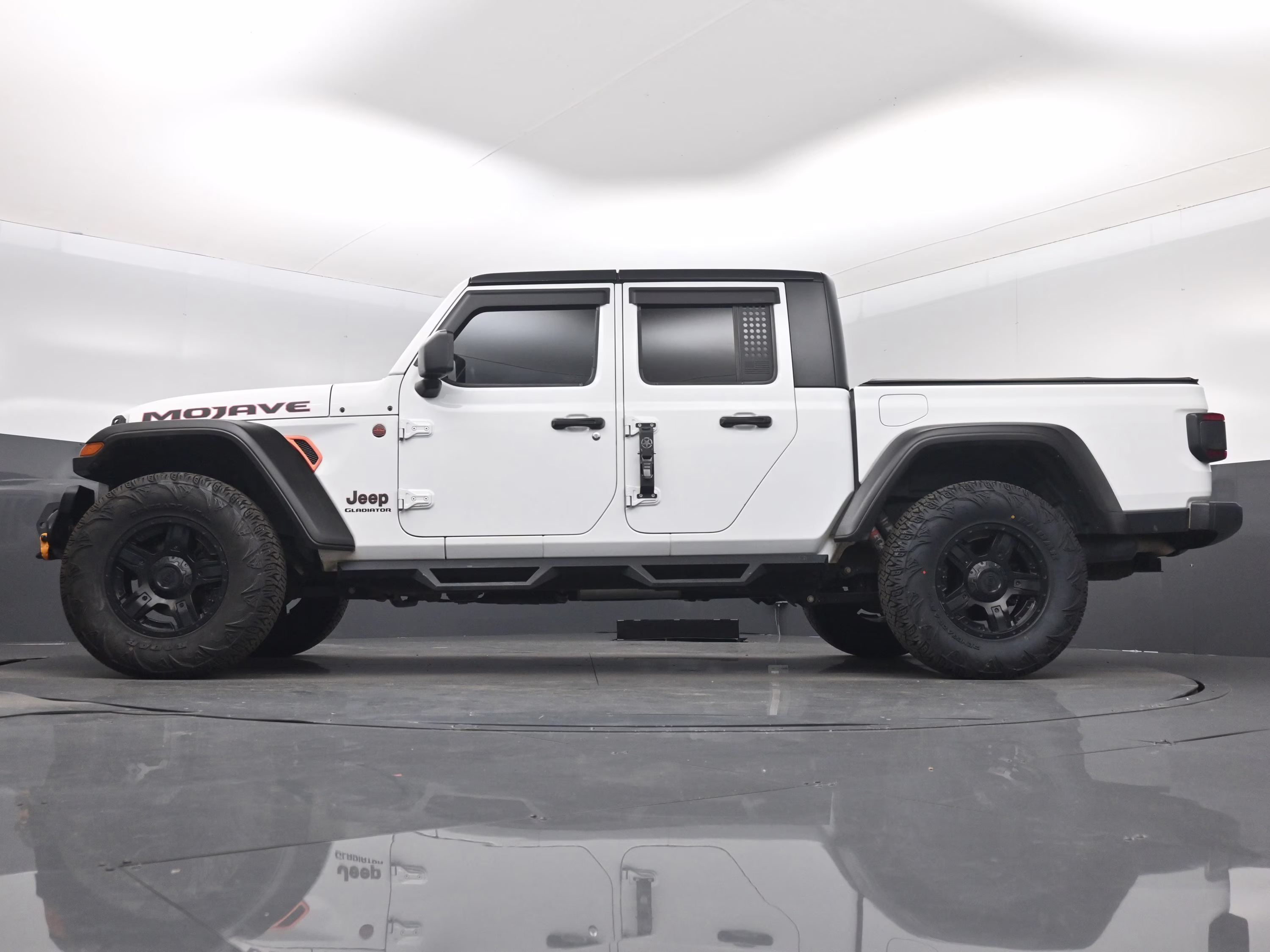 2021 Bright White Clearcoat Jeep Gladiator Mojave 4X4 Truck