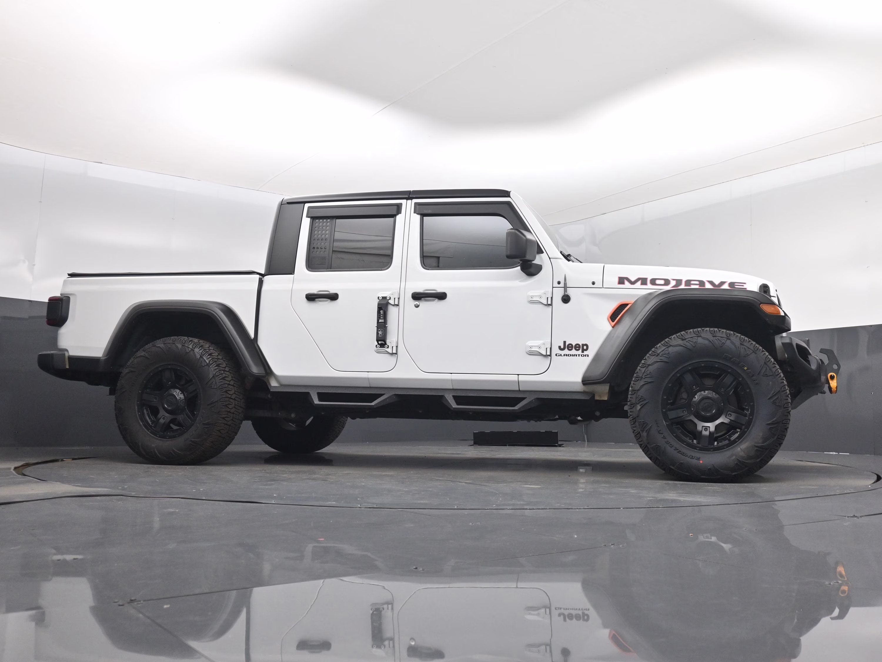 2021 Bright White Clearcoat Jeep Gladiator Mojave 4X4 Truck