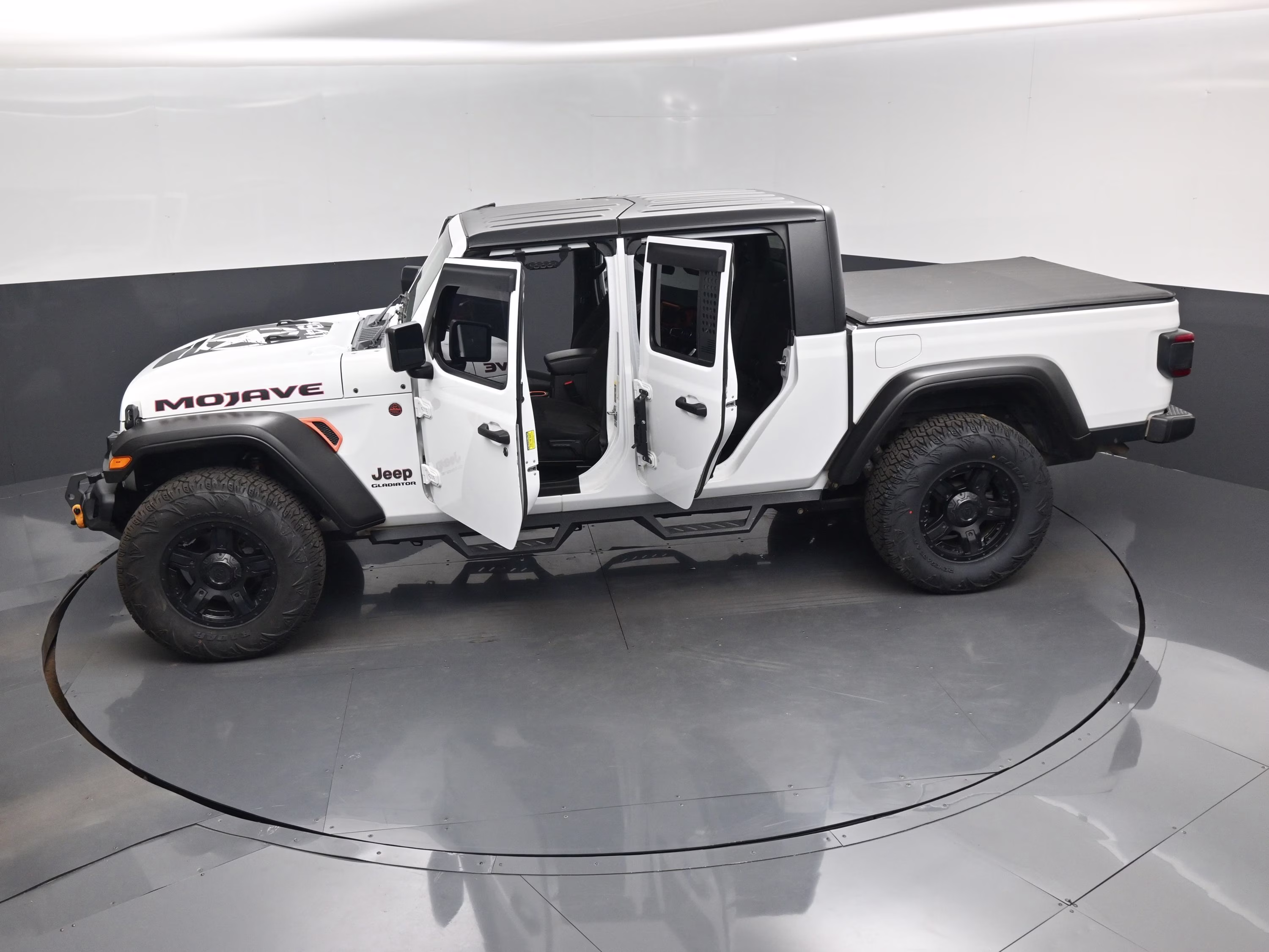 2021 Bright White Clearcoat Jeep Gladiator Mojave 4X4 Truck