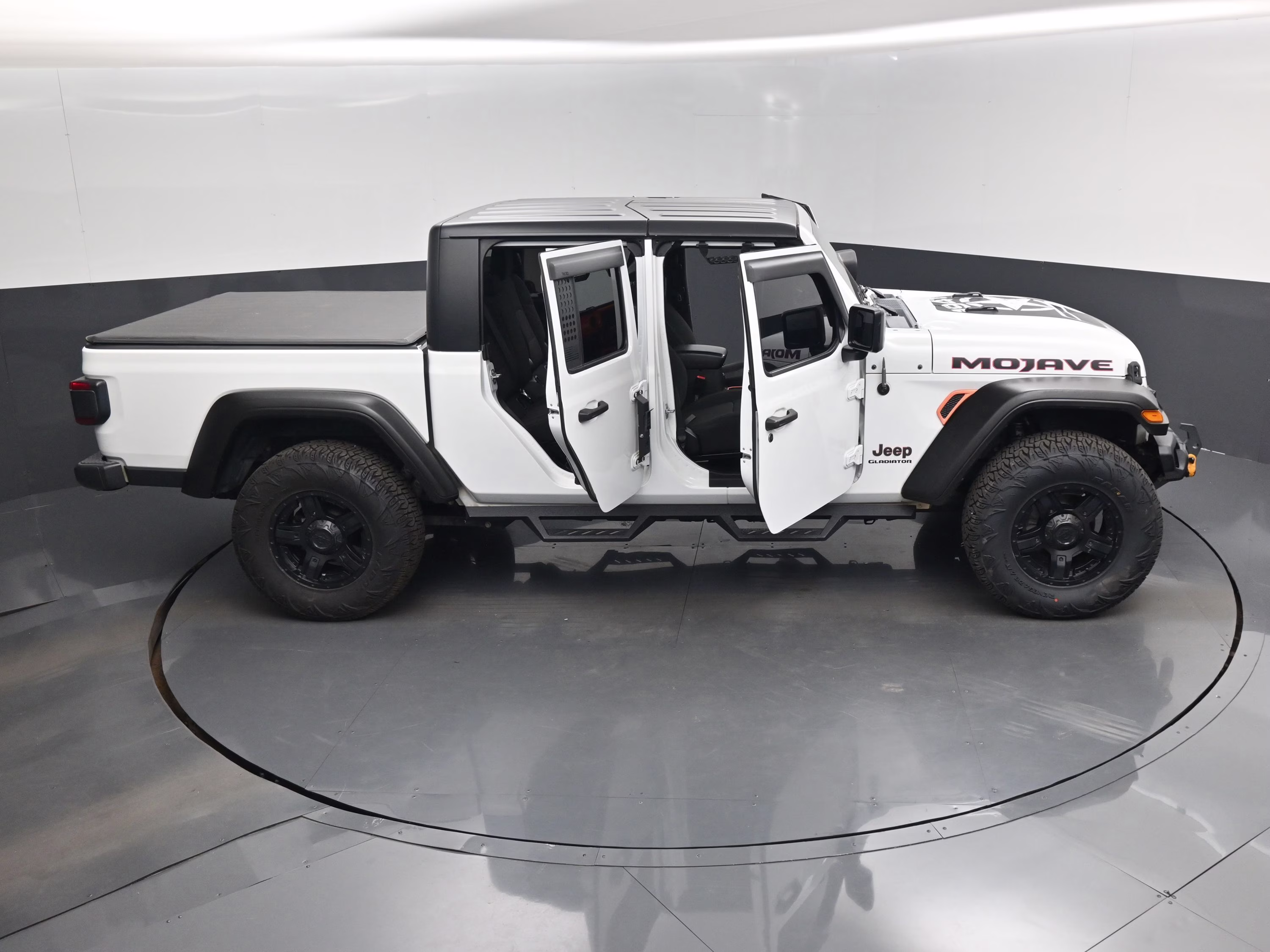 2021 Bright White Clearcoat Jeep Gladiator Mojave 4X4 Truck