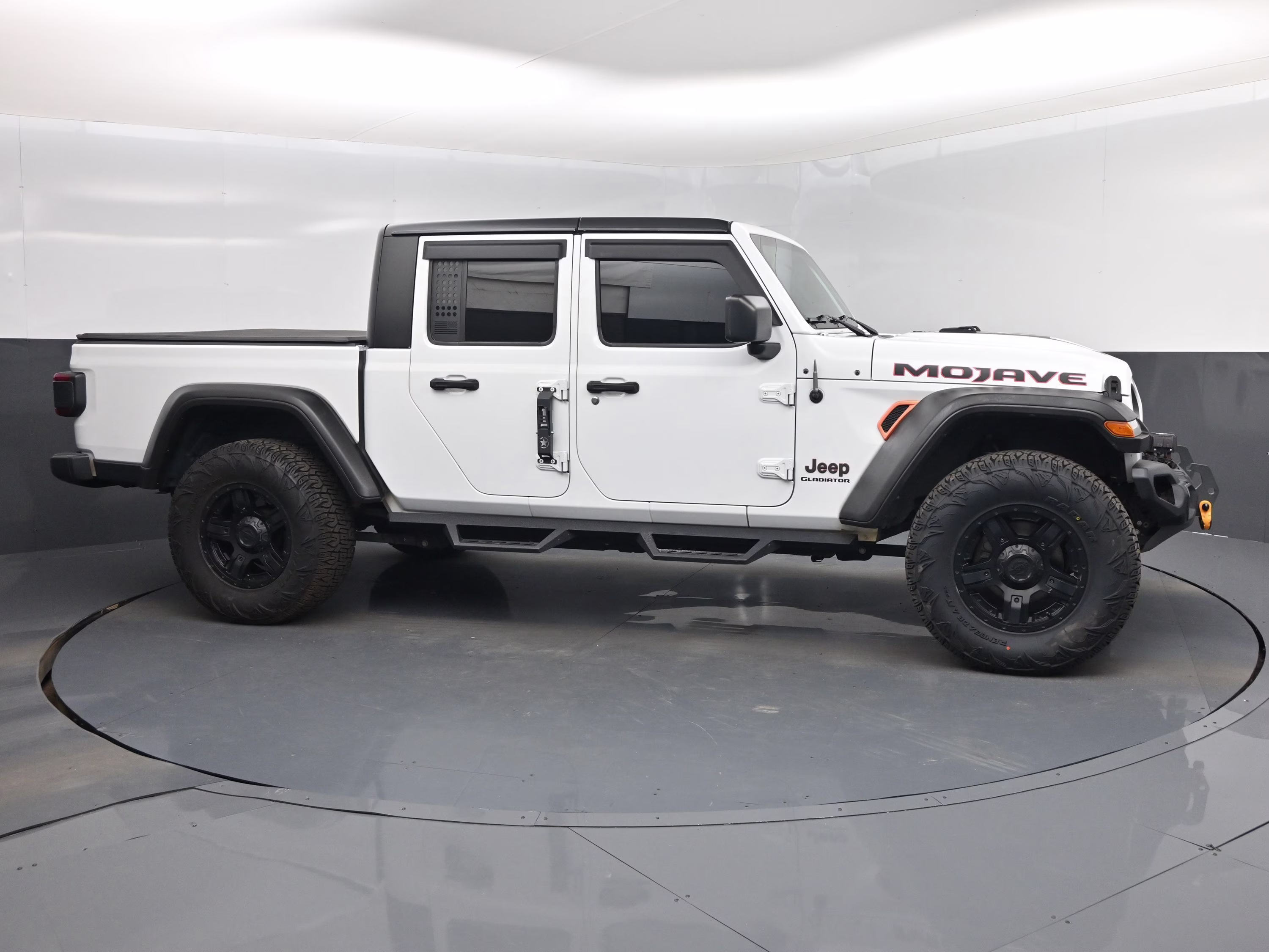 2021 Bright White Clearcoat Jeep Gladiator Mojave 4X4 Truck