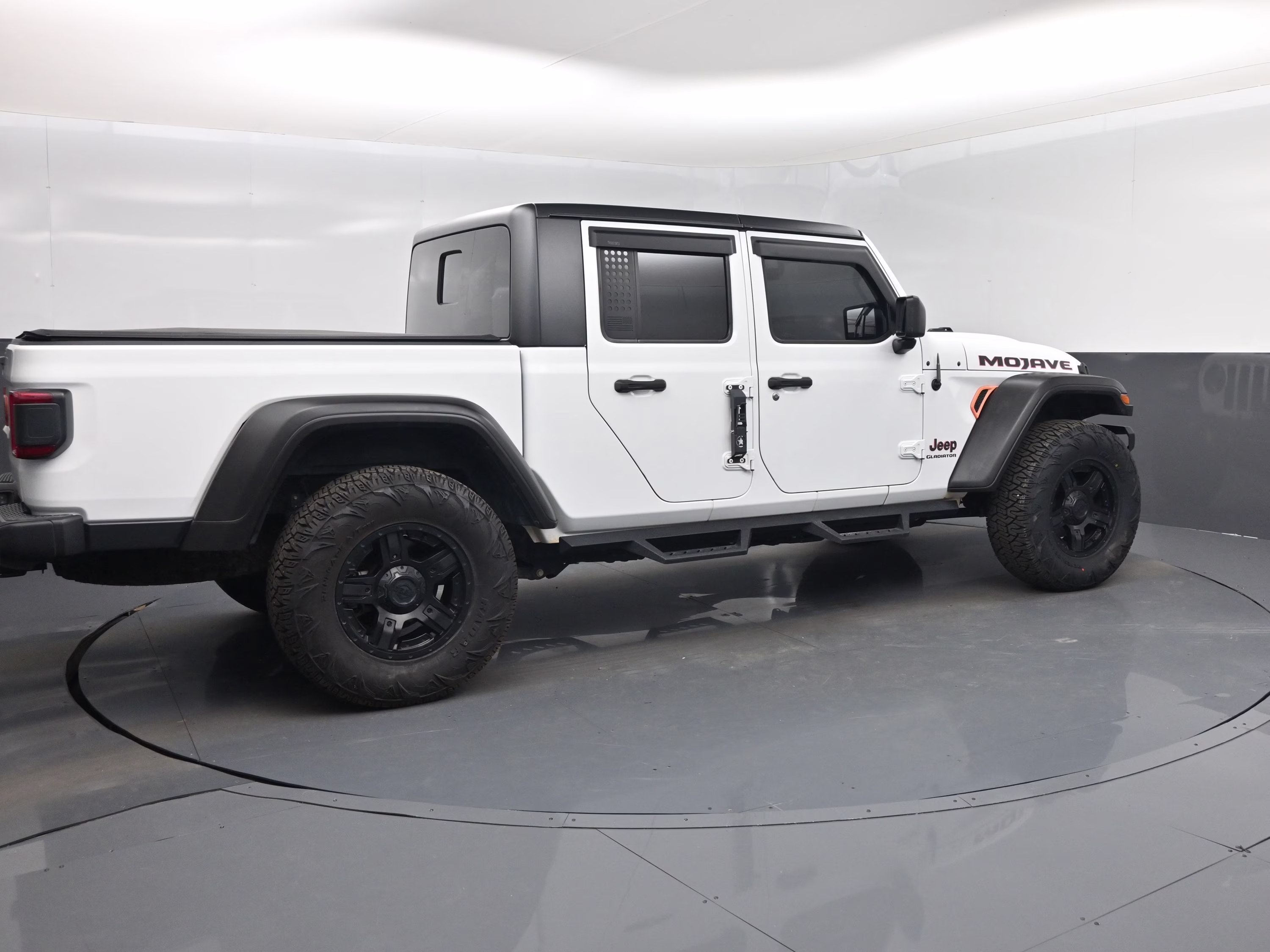 2021 Bright White Clearcoat Jeep Gladiator Mojave 4X4 Truck