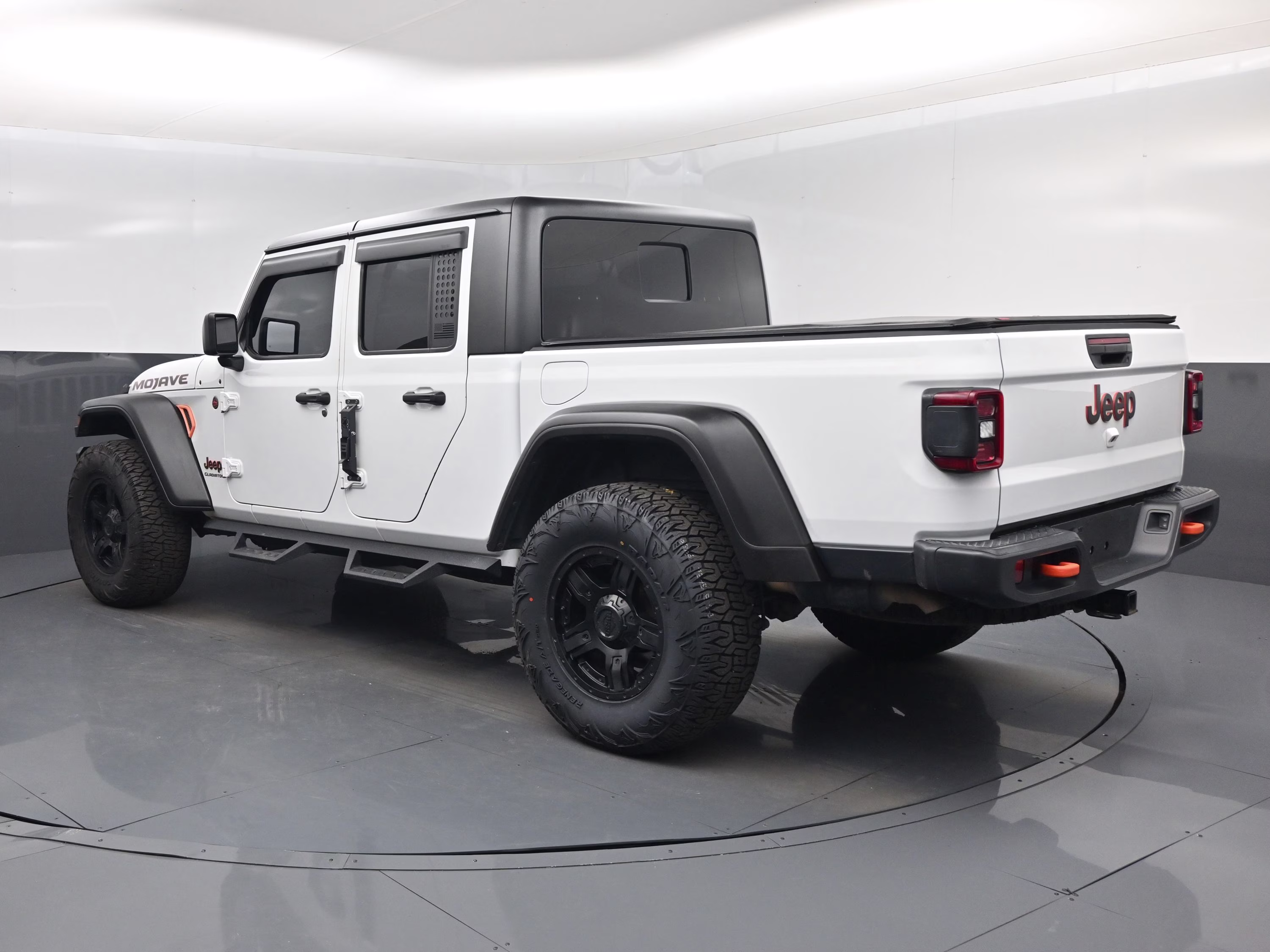 2021 Bright White Clearcoat Jeep Gladiator Mojave 4X4 Truck