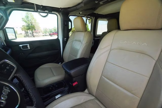 2018 Bright White Clearcoat Jeep Wrangler Unlimited Sahara 4X4 SUV