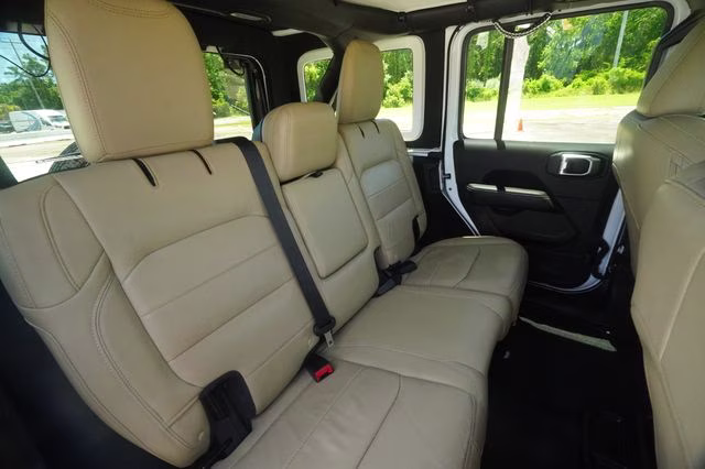 2018 Bright White Clearcoat Jeep Wrangler Unlimited Sahara 4X4 SUV