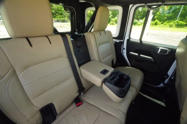 2018 Bright White Clearcoat Jeep Wrangler Unlimited Sahara 4X4 SUV