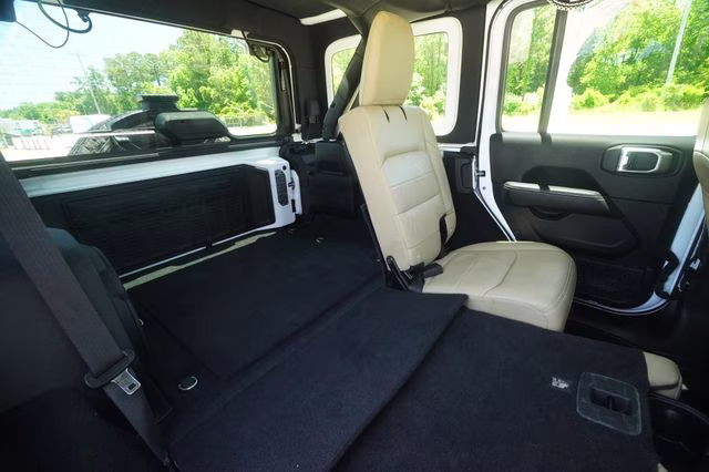 2018 Bright White Clearcoat Jeep Wrangler Unlimited Sahara 4X4 SUV