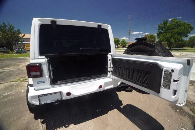 2018 Bright White Clearcoat Jeep Wrangler Unlimited Sahara 4X4 SUV