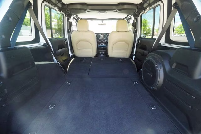 2018 Bright White Clearcoat Jeep Wrangler Unlimited Sahara 4X4 SUV