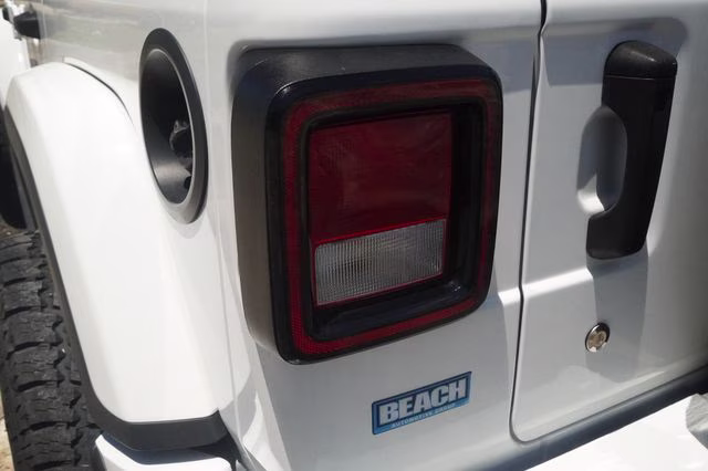 2018 Bright White Clearcoat Jeep Wrangler Unlimited Sahara 4X4 SUV