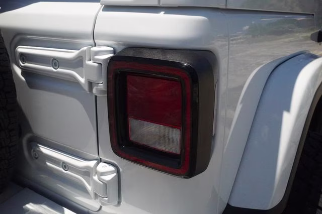 2018 Bright White Clearcoat Jeep Wrangler Unlimited Sahara 4X4 SUV