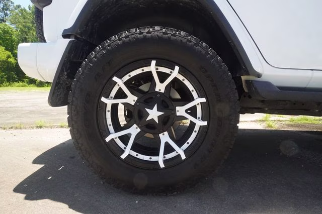 2018 Bright White Clearcoat Jeep Wrangler Unlimited Sahara 4X4 SUV