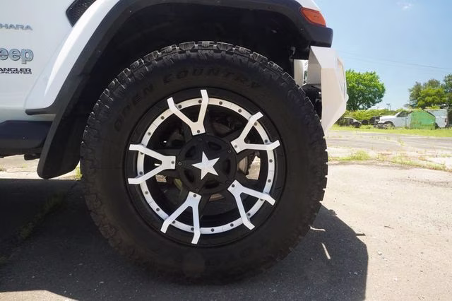 2018 Bright White Clearcoat Jeep Wrangler Unlimited Sahara 4X4 SUV