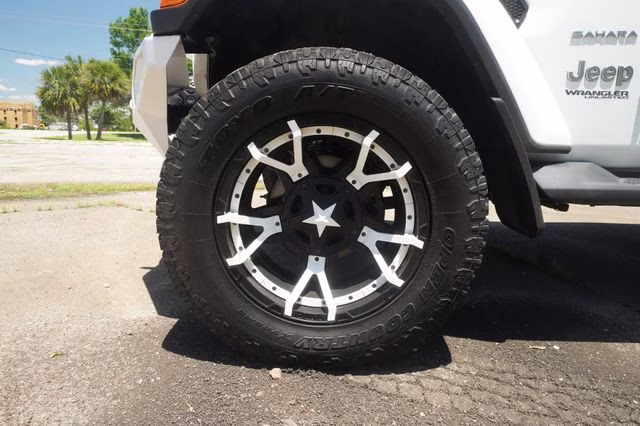 2018 Bright White Clearcoat Jeep Wrangler Unlimited Sahara 4X4 SUV