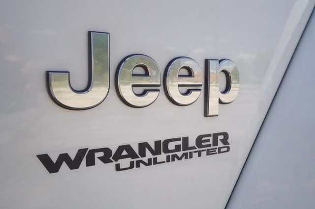 2018 Bright White Clearcoat Jeep Wrangler Unlimited Sahara 4X4 SUV