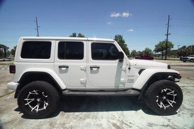 2018 Bright White Clearcoat Jeep Wrangler Unlimited Sahara 4X4 SUV