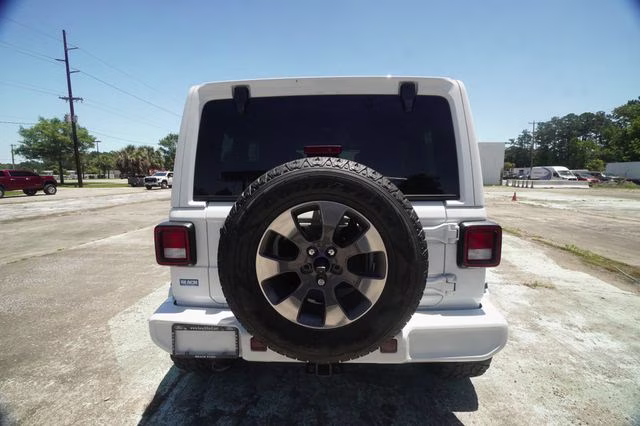 2018 Bright White Clearcoat Jeep Wrangler Unlimited Sahara 4X4 SUV