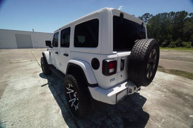 2018 Bright White Clearcoat Jeep Wrangler Unlimited Sahara 4X4 SUV