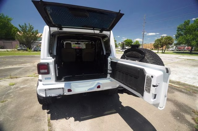 2018 Bright White Clearcoat Jeep Wrangler Unlimited Sahara 4X4 SUV