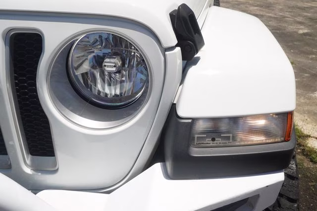 2018 Bright White Clearcoat Jeep Wrangler Unlimited Sahara 4X4 SUV