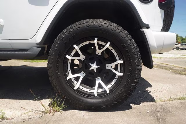 2018 Bright White Clearcoat Jeep Wrangler Unlimited Sahara 4X4 SUV