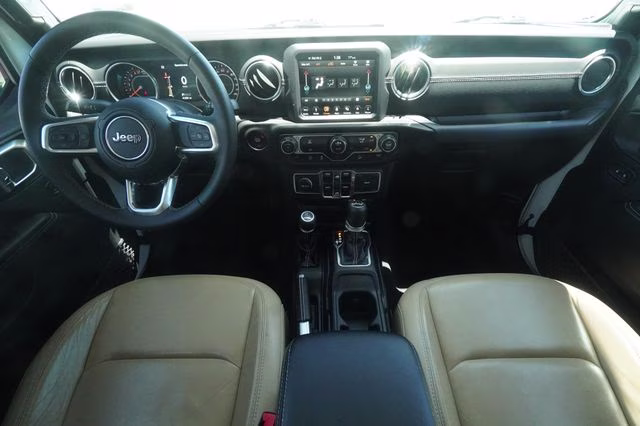 2018 Bright White Clearcoat Jeep Wrangler Unlimited Sahara 4X4 SUV