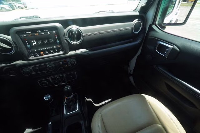 2018 Bright White Clearcoat Jeep Wrangler Unlimited Sahara 4X4 SUV