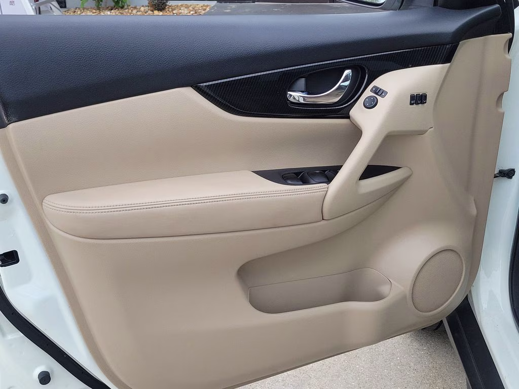 2019 Pearl White Tricoat Nissan Rogue SL FWD SUV