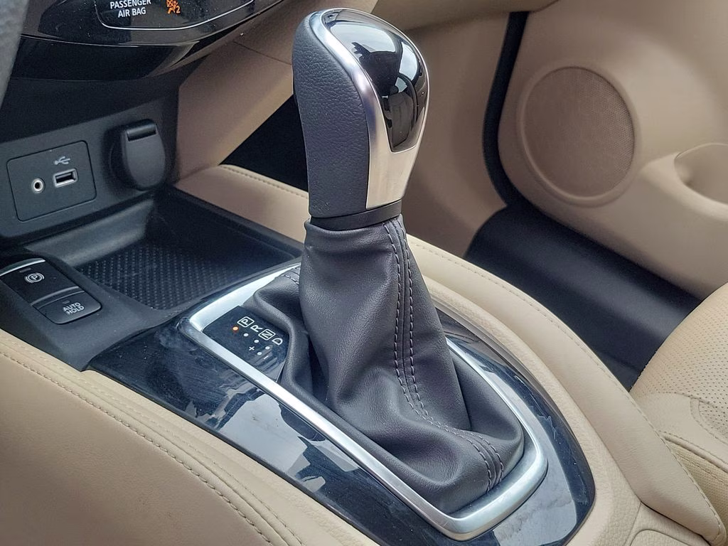 2019 Pearl White Tricoat Nissan Rogue SL FWD SUV