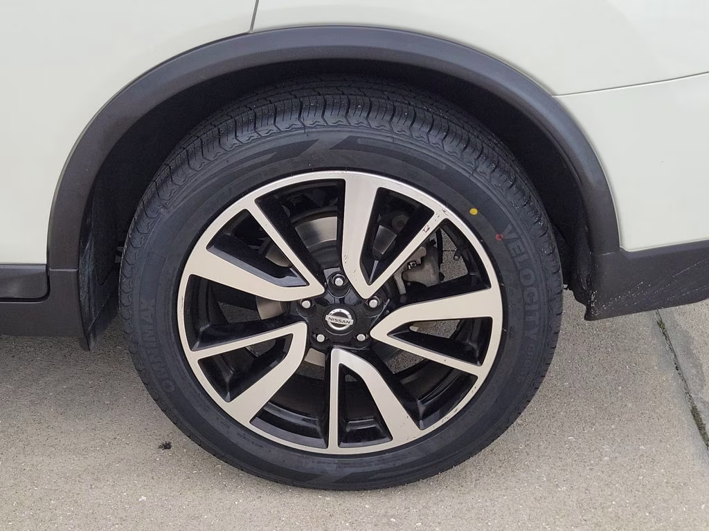 2019 Pearl White Tricoat Nissan Rogue SL FWD SUV