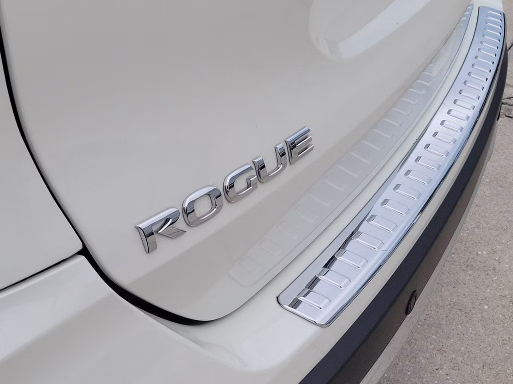 2019 Pearl White Tricoat Nissan Rogue SL FWD SUV