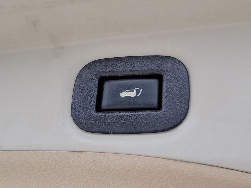2019 Pearl White Tricoat Nissan Rogue SL FWD SUV