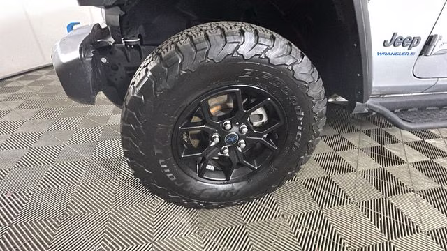 2024 Silver Zynith Clearcoat Jeep Wrangler Willys 4xe 4X4 SUV