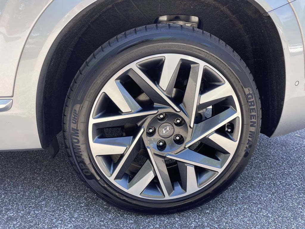 2023 Shimmering Silver Pearl Hyundai Santa Fe Calligraphy FWD SUV