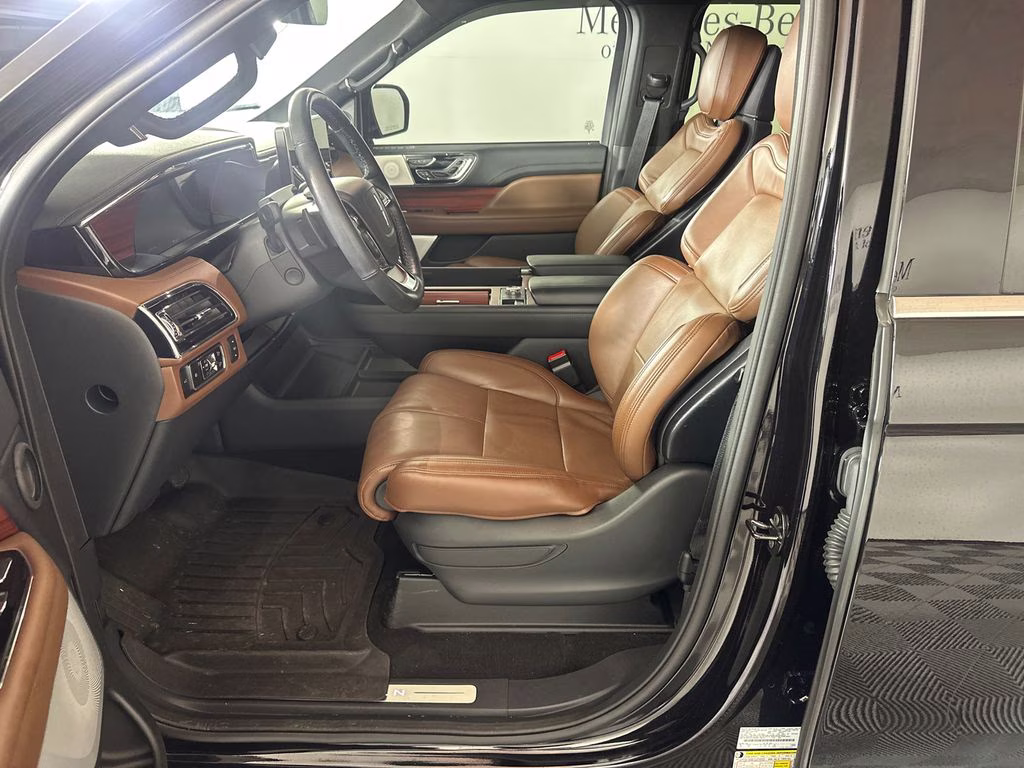2024 Infinite Black Metallic Clearcoat Lincoln Navigator L Reserve 4X4 SUV