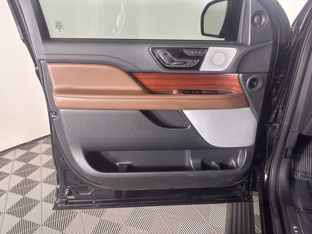 2024 Infinite Black Metallic Clearcoat Lincoln Navigator L Reserve 4X4 SUV