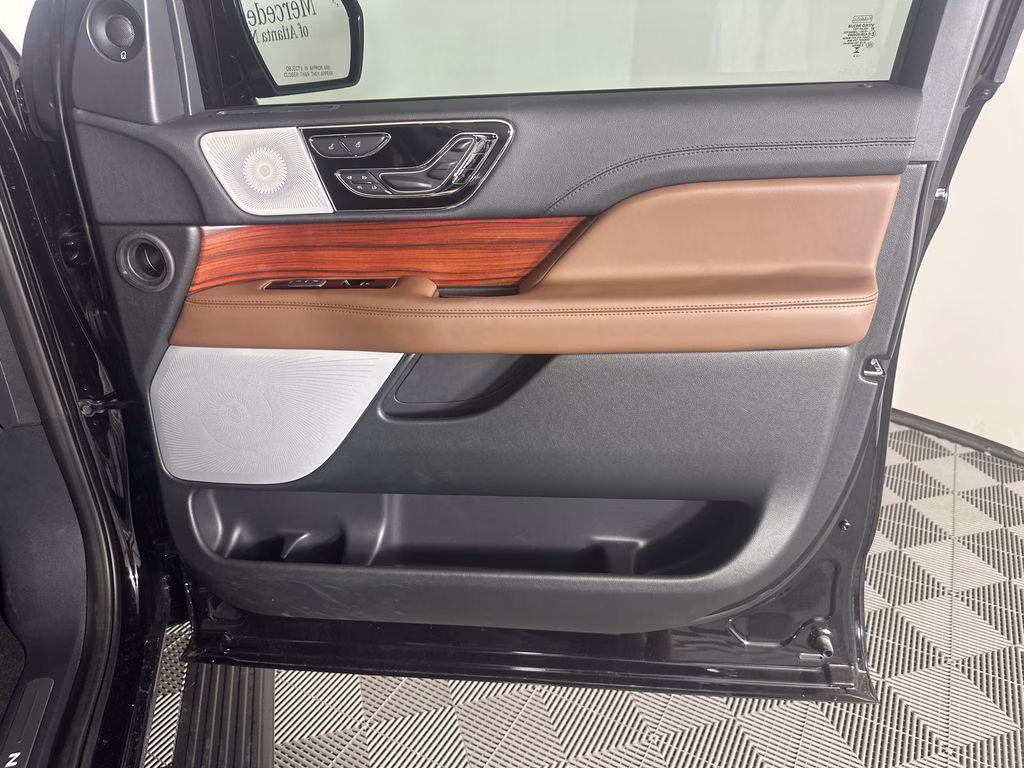 2024 Infinite Black Metallic Clearcoat Lincoln Navigator L Reserve 4X4 SUV