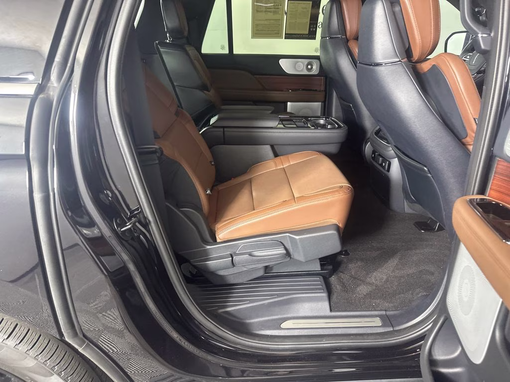 2024 Infinite Black Metallic Clearcoat Lincoln Navigator L Reserve 4X4 SUV