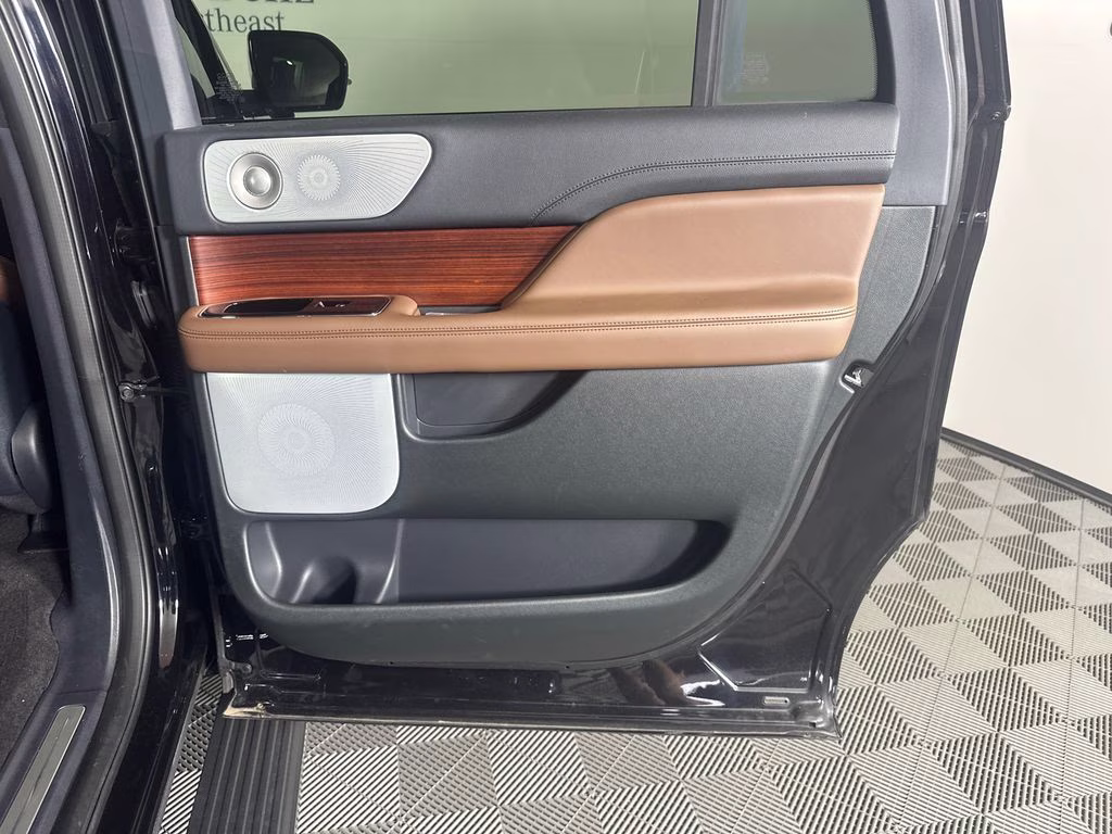 2024 Infinite Black Metallic Clearcoat Lincoln Navigator L Reserve 4X4 SUV