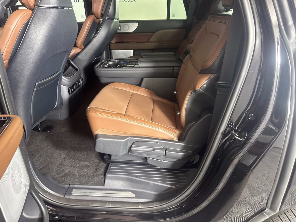 2024 Infinite Black Metallic Clearcoat Lincoln Navigator L Reserve 4X4 SUV